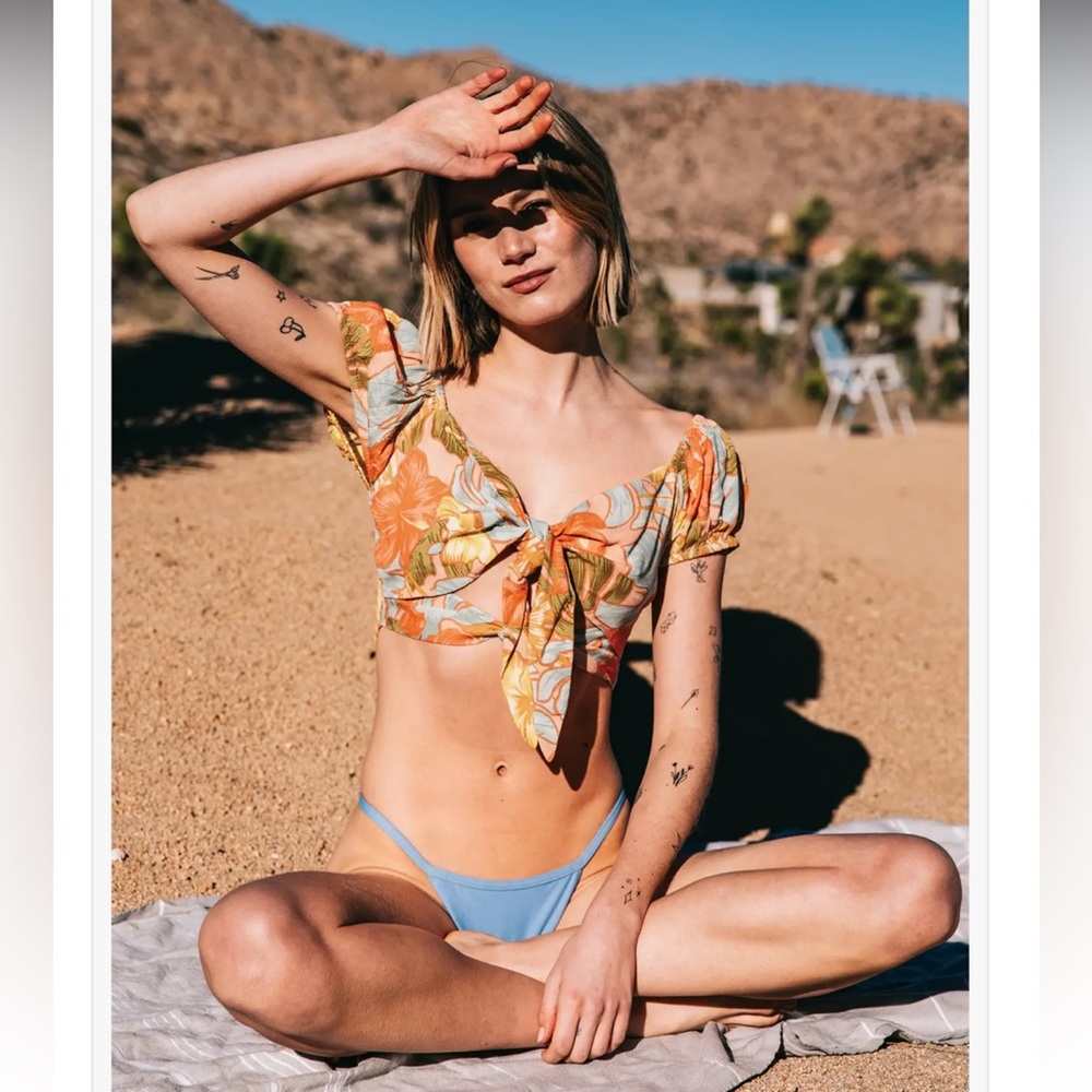 NWT Volcom Tropical Spice Crop Top